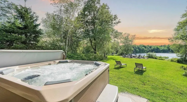 Коттедж Waterside Haven by Avantstay Lakefront, Hot Tub, Game Room, Fire Pit