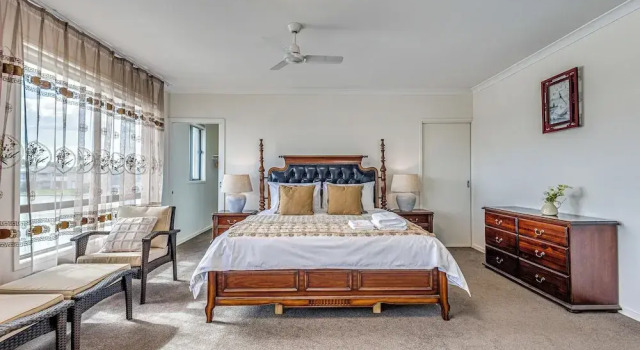 StayAU 5BR Lakefront Escape Point Cook, Book Vacation Home Hotels in Point Cook with Parking, Parking
