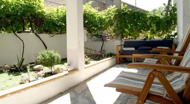 Апартаменты Step Away From The Beach 1-bedroom Apartment Lolov