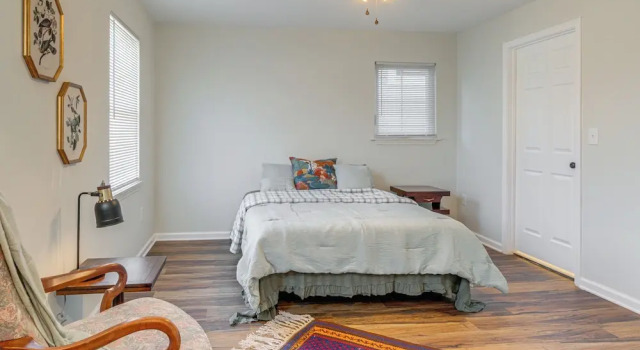 Louisville Charm Near the Derby: Apt w/ Yard!, Забронировать Апартаменты/квартира Луисвилл Louisville Metropolitan Area, рядом с Germantown Square Shopping Center
