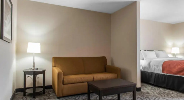 Люкс Quality Inn & Suites Kingston