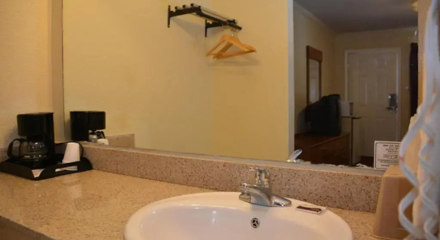 Четырёхместный номер Standard Inn of Uvalde