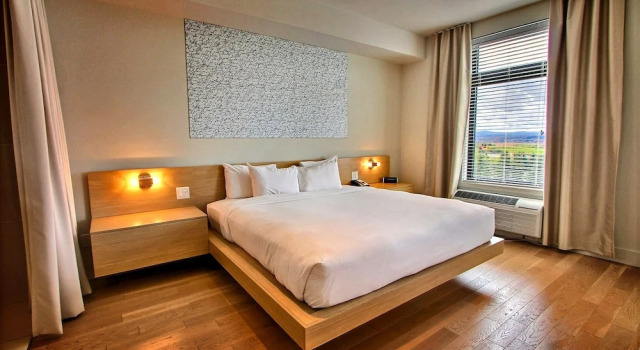 Double suite junior Vue piscine La Cache a Maxime