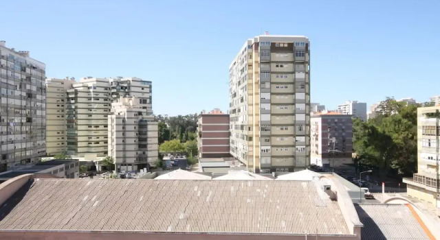 Nice Flat by Quinta das Conchas, Забронировать Отель Лумиар Лиссабон, рядом с Лумьяр