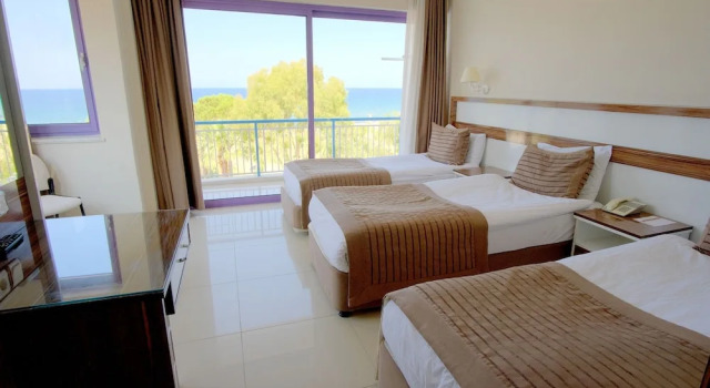 Трёхместный номер Deluxe c 1 комнатой с балконом и с видом на горы Le Monde Beach Resort & Spa