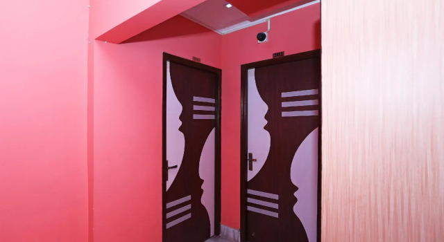 OYO Flagship 10079 Rainbow Guest House, Boek Pension Hotels in Jādabpur met parkeren, Parkeren
