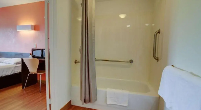 Номер Standard Days Inn by Wyndham Kansas City Northeast