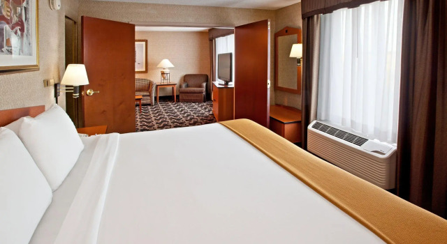 Двухместный люкс c 1 комнатой Holiday Inn Express Hotel & Suites Greenwood by IHG
