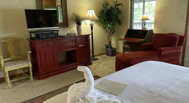 Lake view three bedroom, three bath log-sided cottage with private hot tub overlooking Lake Ouachita. by RedAwning, Boek Vakantiehuis Hotels in Missouri met zwembad, Zwembad