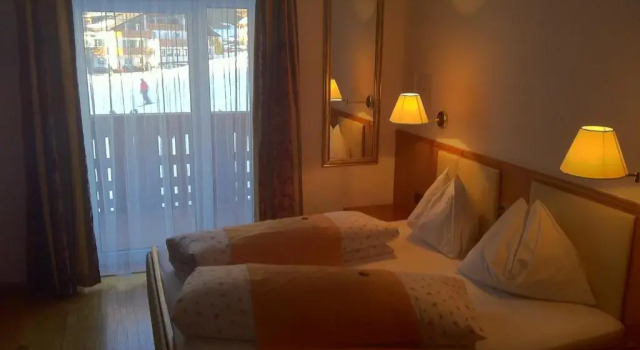 Четырёхместный номер Standard с балконом Hotel Serena
