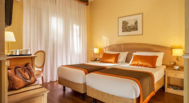Omnia Classic Twin room Hotel Santa Costanza
