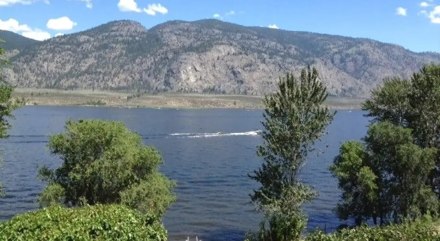 Vineyard on the Lake - 4 Bedroom Villa, Book Villa Osoyoos Okanagan-Similkameen