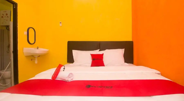 Standard room RedDoorz Syariah near Keraton Sumenep