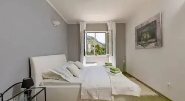 Villa stunning view in quiet area,nudist friendly, Rezerwuj Willa Hotele w Split-Dalmatia County z parkingiem, Parking