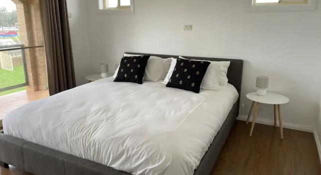 Коттедж с балконом South Coast Retreat
