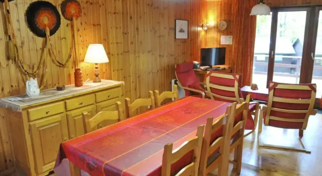 Коттедж Cozy, Wooden Chalet With Deck, Near Durbuy