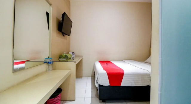 RedDoorz near Pasar Tarapung Siring Banjarmasin, Book Hotel Cheap Hotels in Kalimantan