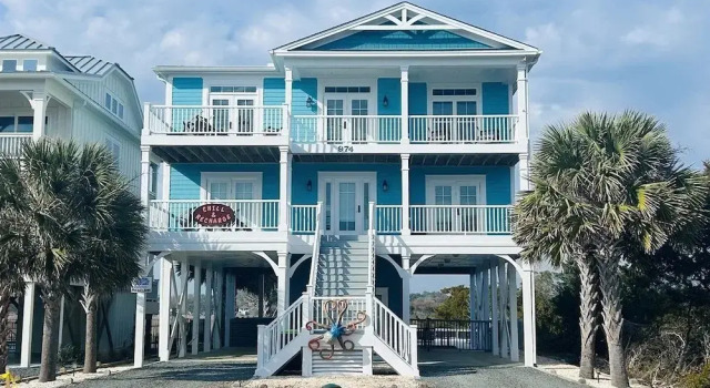 Коттедж с 4 комнатами с балконом Beach Crew 4 Bedroom Home by RedAwning