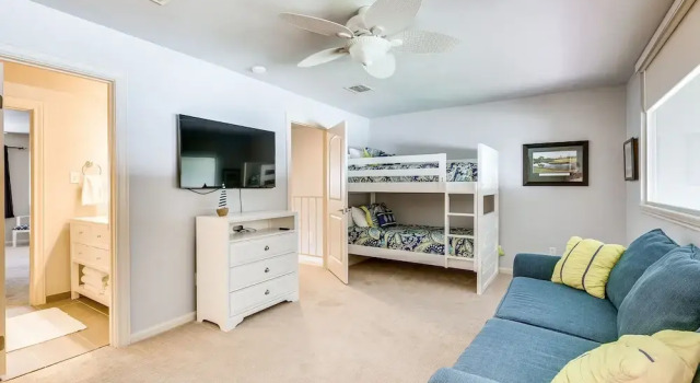 Beautiful Waterfront Condo on Lake Conroe w/ Dock, Varaa Huoneisto Hotellit Lake Conroe pysäköinnillä, Pysäköinti