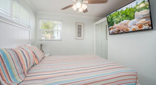 Riptide #12 - 711 Estero Blvd by Coastal Vacation Properties, Забронировать Отель Отели в центре Форт-Майерс-Бич, в центре, Парковка