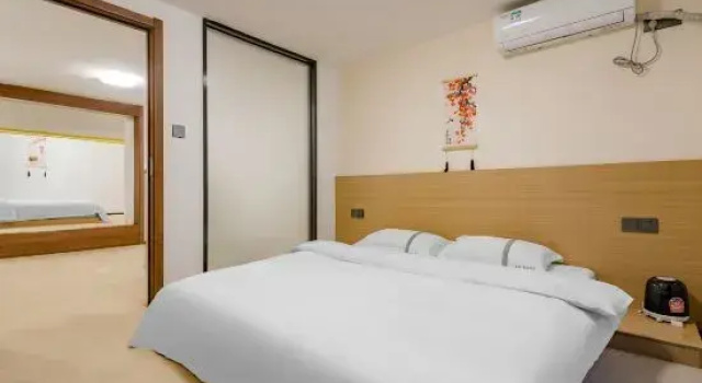 Люкс Tiantian Youxi Hotel (Zhengzhou Zhengshang Apartment Mingzhu Fengzhuang Metro Station Branch)