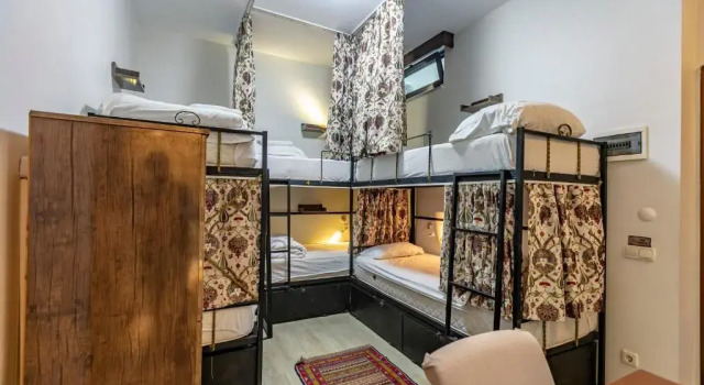 Кровать в общем номере (женский номер) Цокольный этаж Stanpoli Hostel
