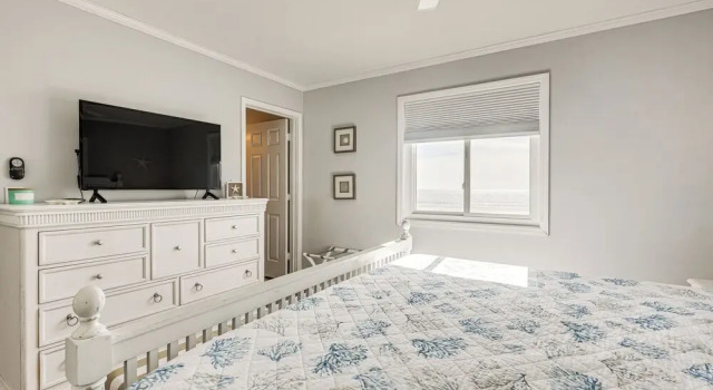 Ocean Isle Beach Condo w/ Balcony: Steps to Shore!, Забронировать Отель Отели Ошен-Айл-Бич с парковкой, Парковка