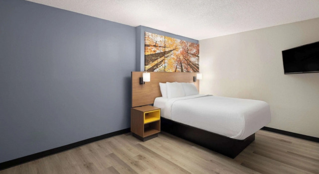 Четырёхместный люкс Days Inn & Suites by Wyndham Green Bay WI