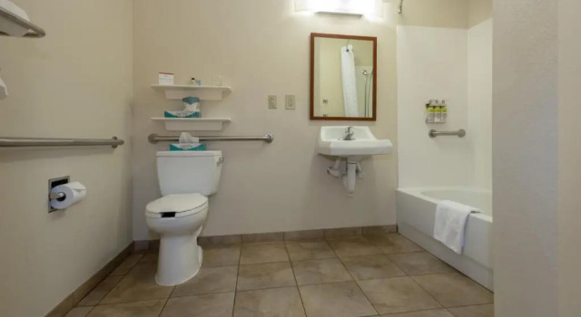 Четырёхместный номер Standard Candlewood Suites Mobile-Downtown by IHG