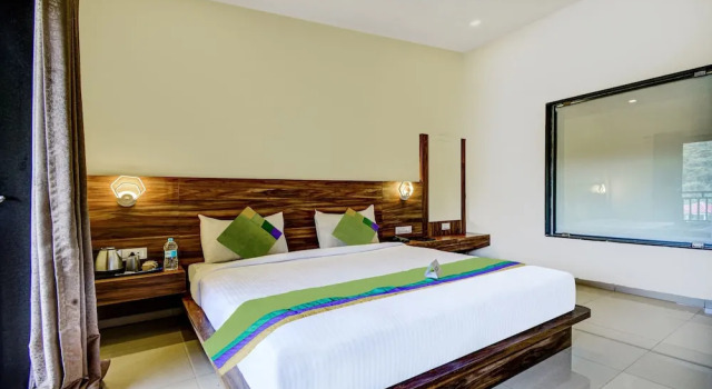Номер Deluxe с балконом Treebo JP Cottage with Swimming Pool
