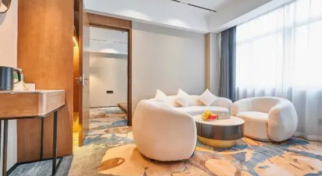 Семейный люкс Rezen Longhh Hotel (Zhaoqing Seven Star Cave Sports Center)