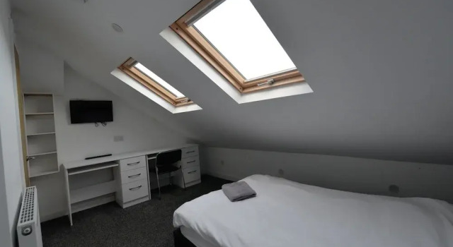 Enticing Holiday Home in Coventry With Garden