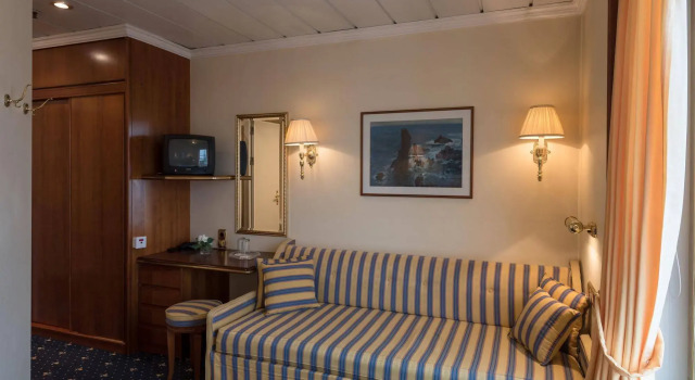 Hotelships Holland, Забронировать Отель Отели Нойс 3 звезды, рядом с Базилика Святого Квирина, 3*