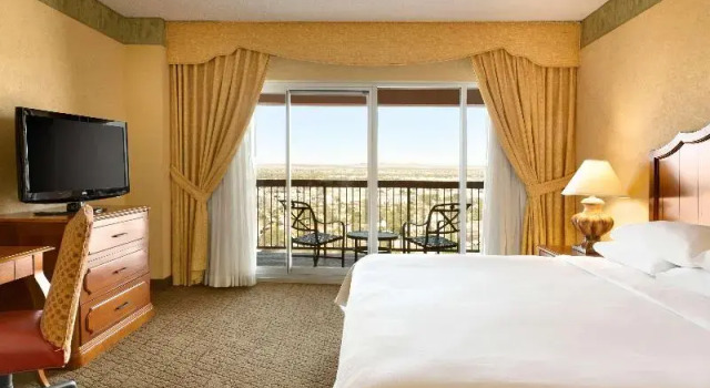 Номер Standard с балконом Embassy Suites by Hilton Albuquerque