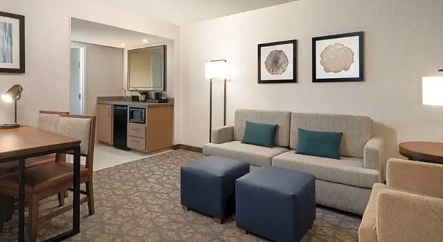 Двухместный люкс с 2 комнатами Embassy Suites by Hilton Portland Airport