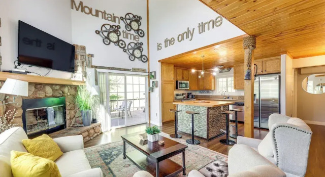 Коттедж с 2 комнатами с балконом Remodeled Crestline Retreat: Walk to Lake Gregory!
