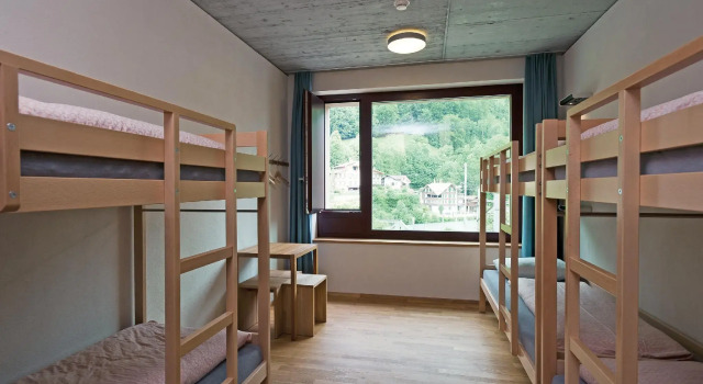 Кровать в общем номере Interlaken Youth Hostel
