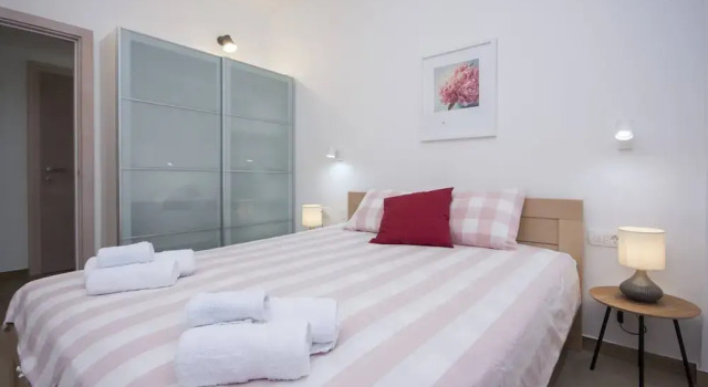Modern and Cozy Apartment for 3 Guests, Забронировать Апартаменты/квартира Отели Шибеник с парковкой, Парковка