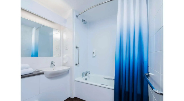 Номер Standard Travelodge Cardiff M4