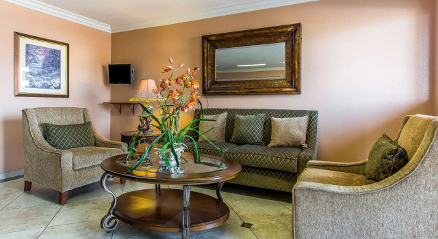 Quality Inn Lake Elsinore I-15, Забронировать Отель Каньон-Лейк 