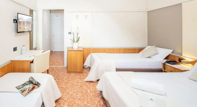 Трёхместный номер Standard с частичным видом на море Hotel Royal