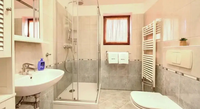 Villa Tara With a Beautiful Heated Pool, Varaa Villa Hotellit Kvarner Islands uima-altaalla, Uima-allas