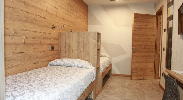 Семейный люкс с 2 комнатами с балконом Hotel Bed & Rooms , Corte Rossa -1 Min Walk To Bernina Express