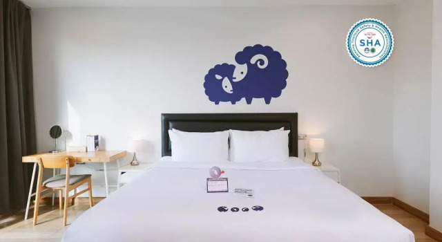 Кровать в общем номере Kokotel Bangkok Sukhumvit 50