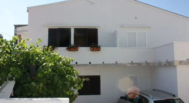 Dora Apartments