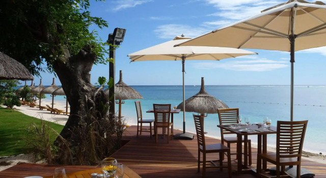 Кровать в общем номере Мансарда Le Cardinal Exclusive Resort