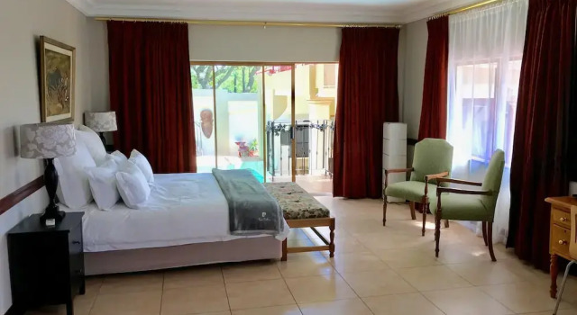 J's Guesthouse, Забронировать Отель Бизнес-отели Йоханнесбург, 4* 5*