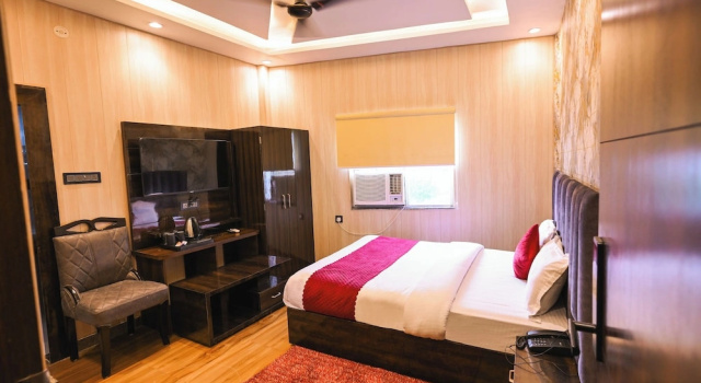 Номер Deluxe Madhuram Hotel