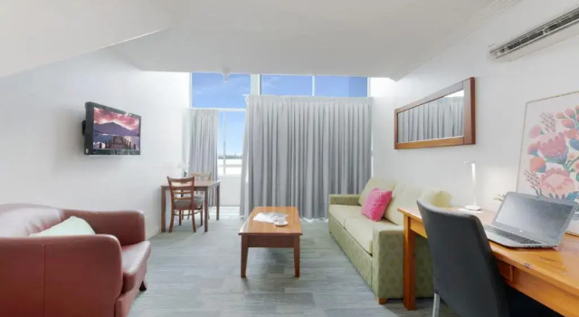 Апартаменты Burnett Riverside Hotel