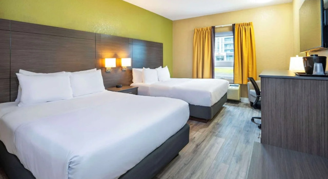 Четырёхместный номер Standard Quality Inn & Suites